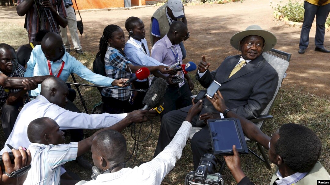 Presiden Uganda Yoweri Museveni memberikan keterangan kepada media setelah memberikan suara di salah satu TPS di Kirihura, Uganda (18/2). 