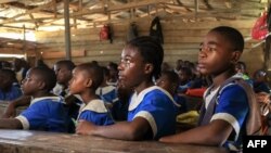 ক্যামেরুনের সওজায় একটি স্কুলের শ্রেণীকক্ষে শিক্ষার্থীরা। ১লা ডিসেম্বর, ২০২১। 