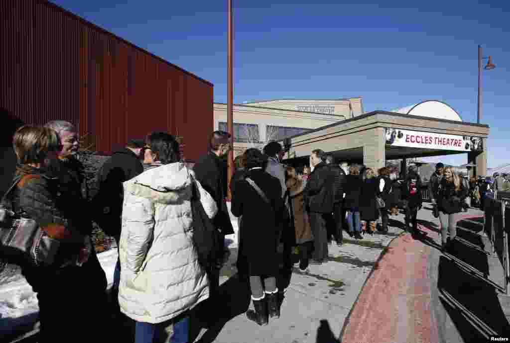 Para penonton mengantre untuk melihat film di Eccles Theatre pada Festival Film Sundance di Park City, Utah (19/1). (Reuters/Jim Urquhart)