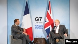 FILE -Waziri Mkuu wa UIngereza Boris Johnson (Kulia) na Rais wa Ufaransa Emmanuel Macron (Stefan Rousseau/Pool via Reuters)