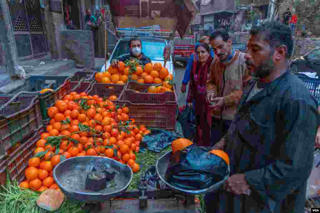 Shoppers preparing Christmas feasts said they were stocking up on oranges because they want extra vitamins during the ongoing pandemic in Cairo, Jan. 6, 2021. (H. Elrasam/VOA) 
