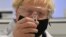 Thủ tướng Anh Boris Johnson chụp ảnh cùng vắc xin của AstraZeneca/Oxford, 30/11/2020. (ảnh tư liệu)