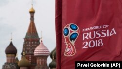 Una bandera de la Copa del Mundo 2018 frente a la Catedral de San Basilio en Moscú, Rusia, el 4 de junio de 2018.