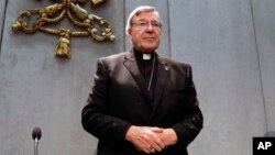 Kardinal George Pell saat memberikan pernyataan kepada media di Vatikan, 29 Juni lalu (foto: dok).