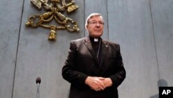 Kardinal Australia, George Pell saat masih menjadi Bendahara Vatikan, memberikan pernyataan di Vatikan terkait kasus hukum yang menimpanya pada 29 Juni 2017. (Foto: dok).