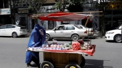 یک زن دستفروش در شهر کابل