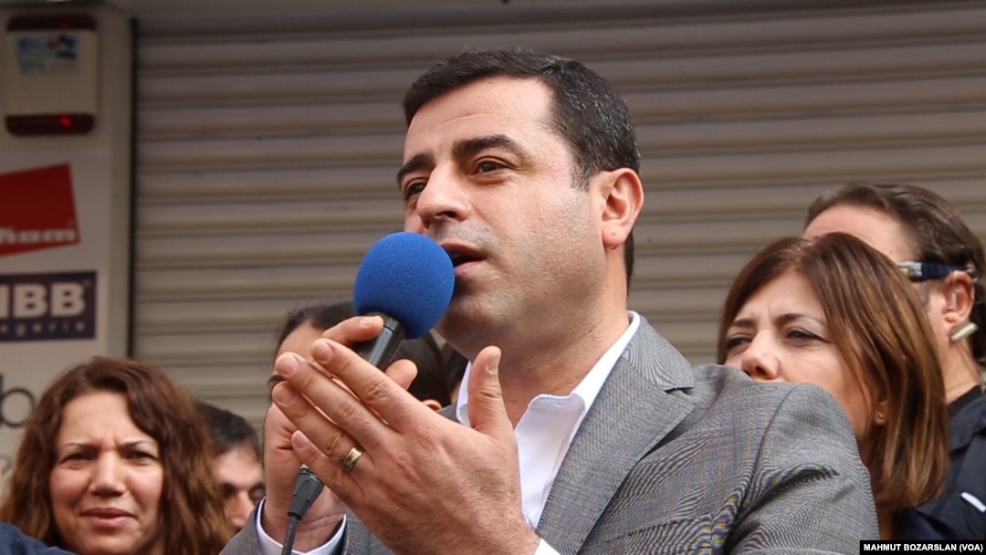 Wakil pemimpin partai HDP yang pro Kurdi, Selahattin Demirtas, termasuk di antara belasan yang ditahan oleh polisi Turki (foto: dok).