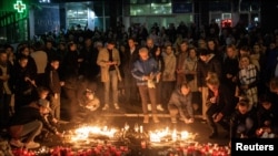 Građani pale sveće i polažu cveće u blizini železničke stanice u Novom Sadu ( Foto: REUTERS/Marko Djurica)