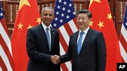 Presiden Amerika Barack Obama (kiri) dan Presiden China Xi Jinping berjabat tangan sebelum pertemuan bilateral di Westlake State House, Hangzhou, di bagian timur provinsi Zhejiang, 3 September 2016. (AP Photo/Carolyn Kaster)