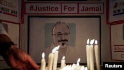 Komite untuk Perlindungan Jurnalis dan organisasi kebebasan pers lainnya meletakkan lilin dalam acara doa bersama di depan Kedutaan Besar Saudi di Washinton D.C, untuk memperingati pembunuhan jurnalis Jamal Khashoggi, 2 Oktober 2019. (Foto: Sarah Silbiger/Reuters)