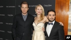 ນັກສະແດງ Ewan McGregor ແລະ Naomi Watts ແລະຜູ້ກໍາກັບ ການສະແດງ J.A. Bayona ເລຶ່ອງ The Impossible ທີ່ກ່ຽວກັບຄື້ນ ຟອງສະນາມິ ເມື່ອປີ 2004 ທີ່ມະຫາສະມຸດອິນເດຍ