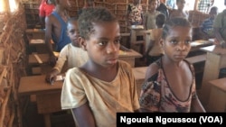 Quelques enfants pygmées à l’école ORA de Makodi en pleine forêt, à Betou, dans le nord du Congo-Brazzaville, 23 mars 2017. (VOA/ Ngouela Ngoussou)