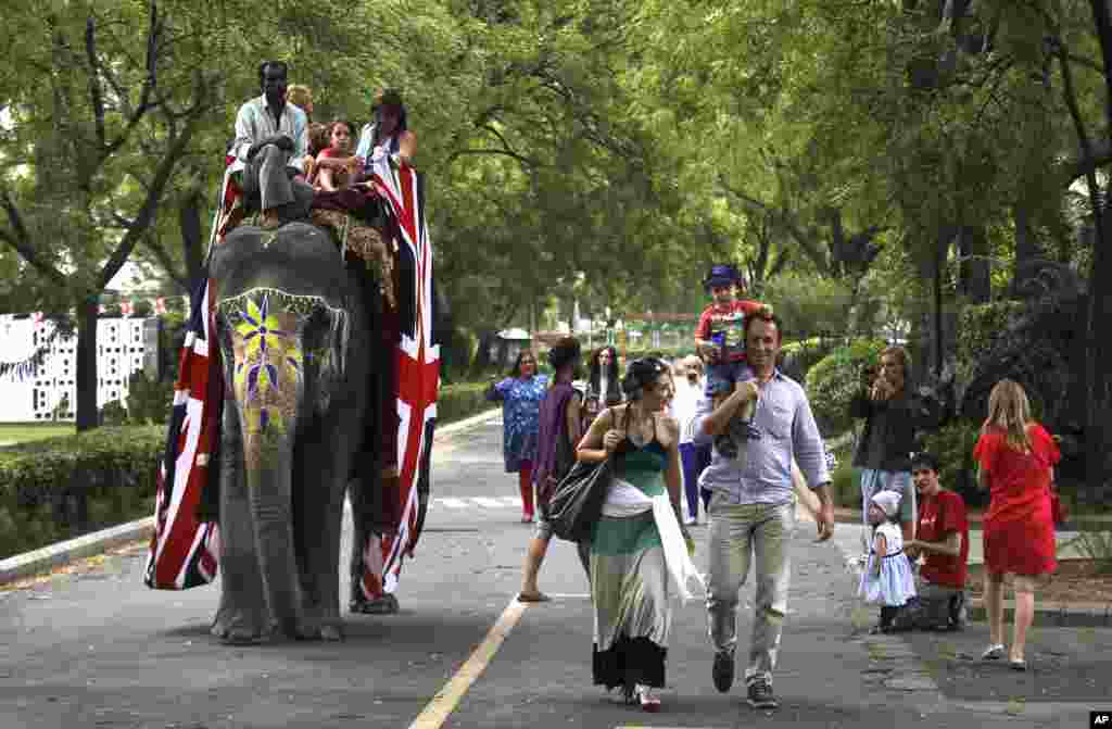 Trẻ em người Anh ở Ấn Ðộ cưỡi voi trong lễ hội mừng Ðại lễ Kim Cương của Nữ hoàng Elizabeth tại New Delhi, ngày 3/6/2012