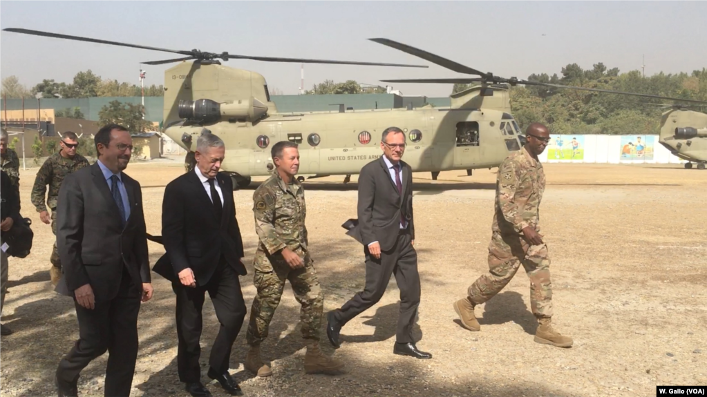 El secretario de Defensa de EE.UU., Jim Mattis, llega a Kabul, AfganistÃ¡n, el viernes 7 de septiembre de 2018.