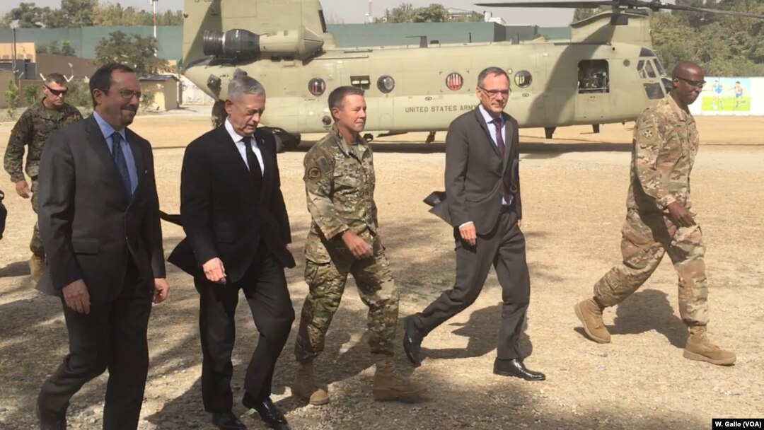 Menhan AS Jim Mattis (dua dari kiri) tiba di Markas Besar Dukungan Resolusi di Kabul, Afghanistan, 7 September 2018.