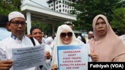 Sekitar seratus calon jamaah umrah korban agen perjalanan First Travel, Jumat, 30 November 2018, mengadu ke Mahkamah Agung di Jakarta. (Foto: VOA/Fathiyah)