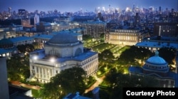 컬럼비아 대학교 캠퍼스 너머로 뉴욕시의 초고층 빌딩들과 화려한 불빛들이 보인다. (재공: Columbia University)