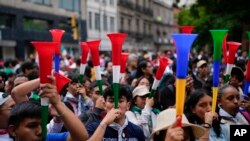 Varias personas tocan cornetas en una marcha a favor de la reforma judicial propuesta por el gobierno, frente a la sede de la Suprema Corte en Ciudad de México, el jueves 5 de septiembre de 2024. 