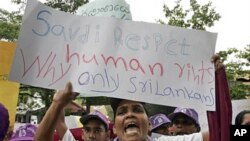 Sri Lankan women and rights activists protest near the Saudi Arabian embassy in Colombo, demanding a proper investigation into the hammering of nails into the body of a Sri Lankan maid employed in Saudi Arabia (Aug 2010 file photo)