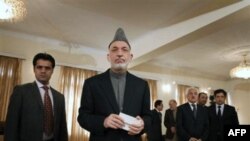 Tổng thống Afghanistan Hamid Karzai (giữa) bị mô tả là một người kém cỏi và bất lực