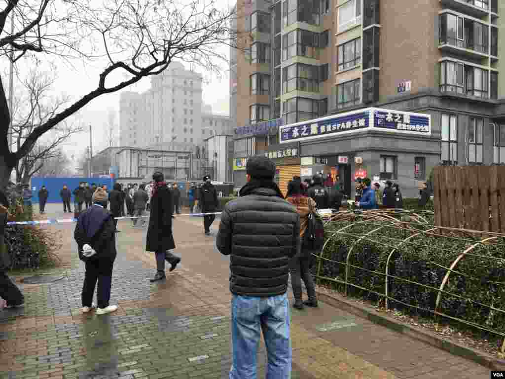  北京警方12月14日一早在法院入口附近拉起警戒线，阻止要求旁听浦志强案庭审的西方外交官和中国公民接近法庭。（美国之音叶兵拍摄）