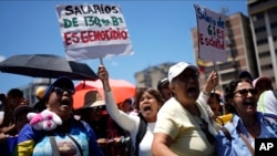 Una protesta de maestros en Caracas por mejores salarios el 27 de marzo de 2023. Los maestros dicen que el dinero que reciben es tan bajo que puede considerarse un "genocidio".