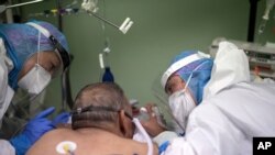 28일 프랑스 남부 아를의 조제프앵베르 종합병원 중환자실에서 간호사들이 신종 코로나바이러스 감염 환자를 돌보고 있다.
