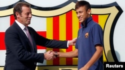 Shugaban FC barcelona na lokacin, Sandro Rosell yana maraba da Neymar lokacin da kulob din ta saye shi.