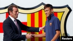 Presiden klub Barcelona Sandor Rosell (kiri) bersalaman dengan pemain asal Brazil Neymar, setelah penandatanganan kontrak Neymar dengan FC Barcelona, 3 Juni 2013 (Foto: dok).