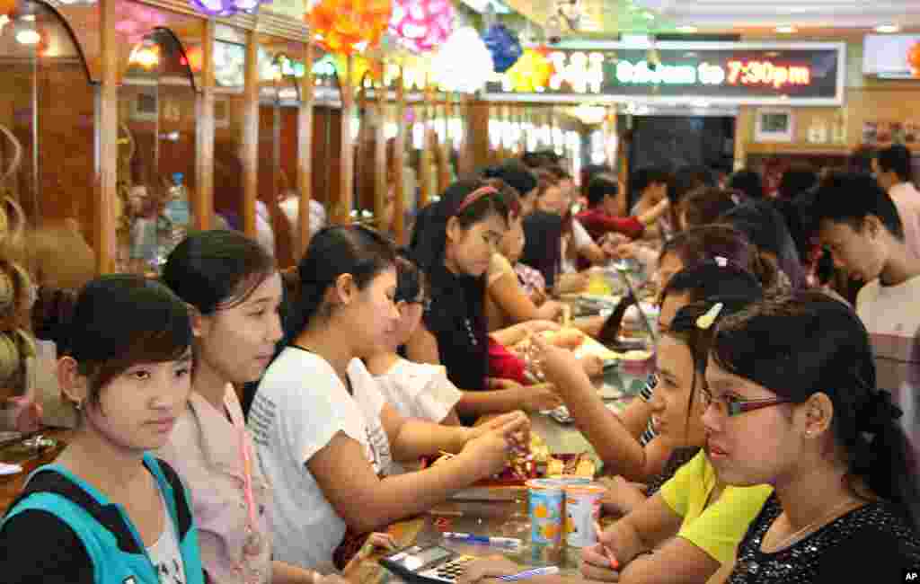 A packed gold shop in Rangoon's Chinatown. (VOA-D. Schearf)