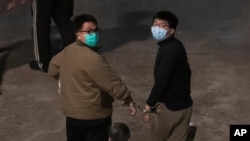 홍콩 민주화 운동을 이끈 조슈아 웡(오른쪽)과 이반 램 등이 지난해 12월 홍콩 법원에서 실형을 선고 받고 수감됐다.