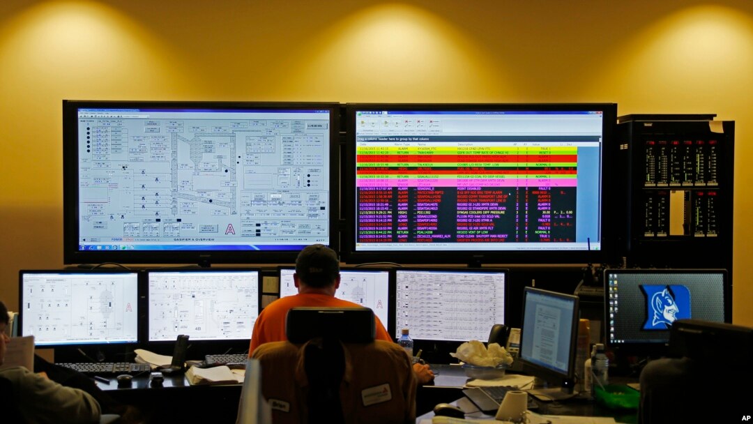 Foto yang diambil tanggal 16 November 2015 ini menunjukkan para insinyur di ruang kendali Mississippi Power Co. memantau status fasilitas pengekstraksian karbon di DeKalb, Miss. (foto: AP Photo/Rogelio V. Solis)