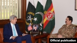 El secretario de Estado, John Kerry, reunido con el jefe del Ejército pakistaní, Raheel Sharif, en Islamabad.