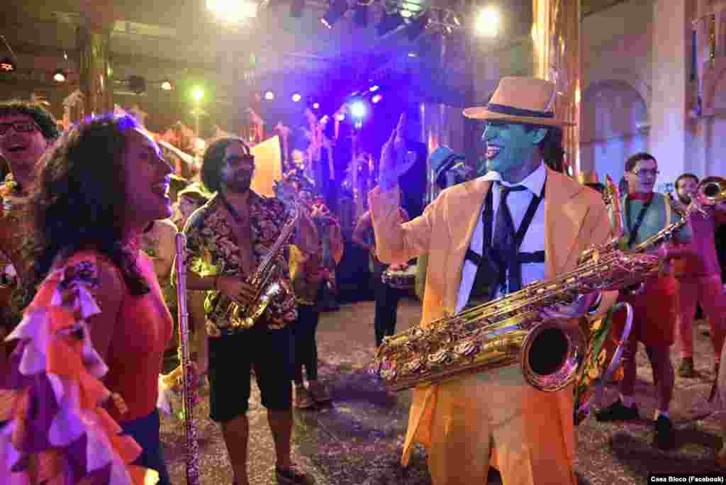 Carnaval com bloco Calango Careta, de Brasília, apresentando-se na casa histórica França-Brasil Rio de Janeiro Fev 2018. Grupo uni teatro, circo e com base em instrumentos de sopro.
