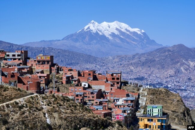Puncak gunung Illimani dan kota La Paz dilihat dari El Alto, Bolivia, 11 Juli 2019.
