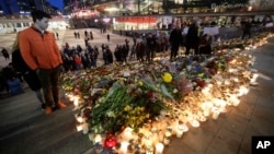 9일 스웨덴 스톡홀롬 중심가에 트럭 돌진 테러 희생자들을 애도하는 양초와 꽃이 놓여있다.