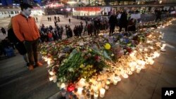 Bougies et fleurs dans le centre de la capitale suédoise pour commémorer les victimes de l'attentat terroriste à Stockholm, en Suède, le 9 avril 2017.