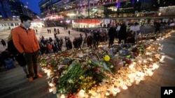 Bougies et fleurs placées dans le centre de Stockholm pour commémorer les victimes de l'attentat terroriste du vendredi dernier à Stockholm, en Suède, le 9 avril 2017.