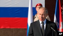 블라디미르 푸틴 러시아 대통령이 11일 시리아 해안 지역 라타키야의 흐메이밈 러시아 공군기지를 방문해 연설하고 있다.