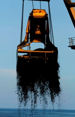 Batu bara sedang dimuat ke kapal di Kabupaten Berau, Kalimantan Timur, 17 Agustus 2010. (Foto: REUTERS/Yusuf Ahmad)