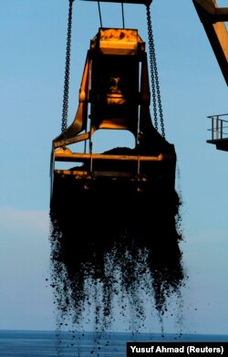 Batu bara sedang dimuat ke kapal di Kabupaten Berau, Kalimantan Timur, 17 Agustus 2010. (Foto: REUTERS/Yusuf Ahmad)