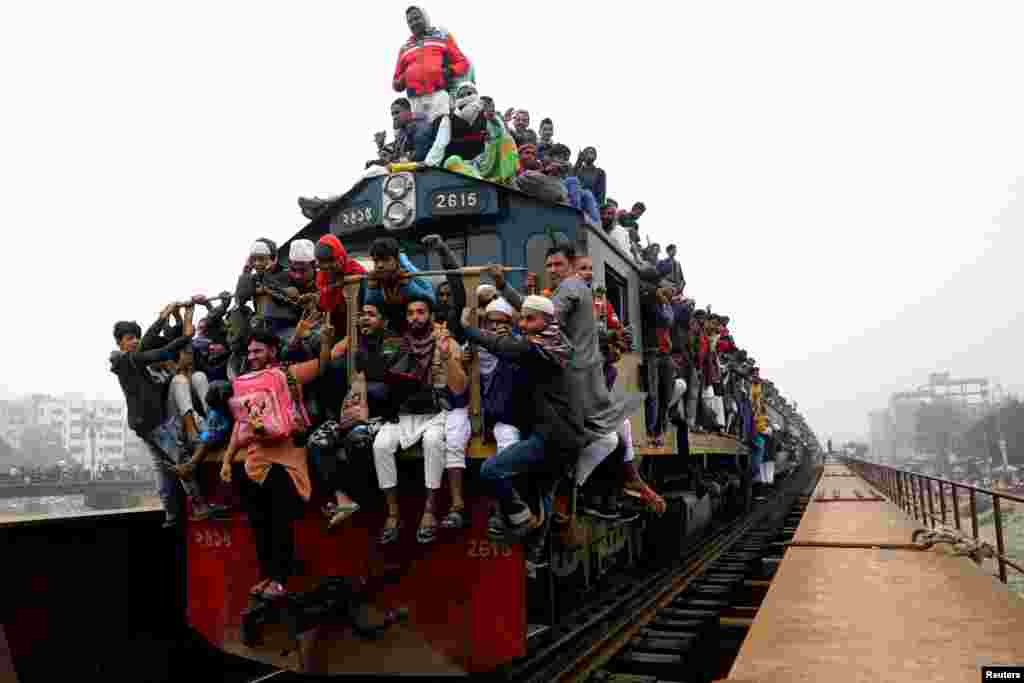 Thousands of muslims return home on an overcrowded train, after attending the final prayer of Bishwa Ijtema, which is considered the world&#39;s second-largest Muslim gathering after Haj, in Tongi, outskirts of Dhaka, Bangladesh.