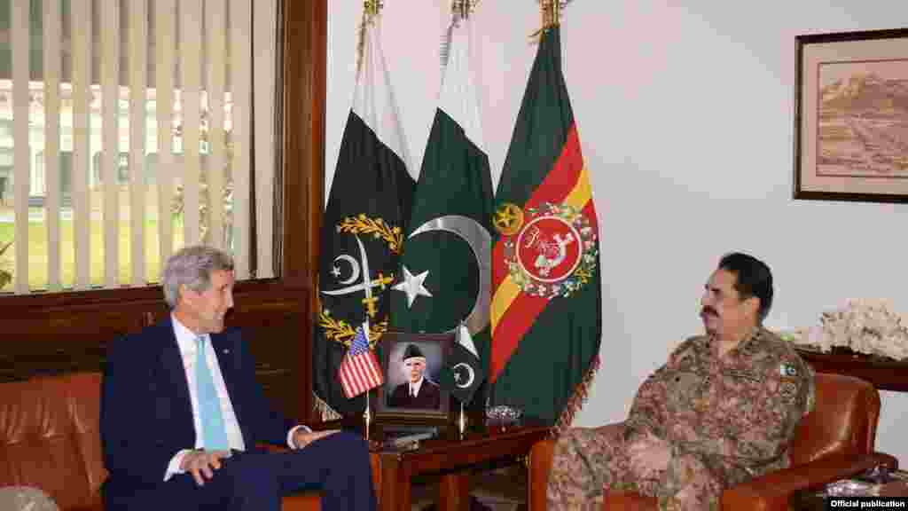 امریکی وزیرِ خارجہ جان کیری نے راولپنڈی میں پاکستانی فوج کے سربراہ جنرل راحیل شریف سے جنرل ہیڈ کوارٹر میں ملاقات کی۔