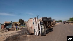 Sejumlah warga berkumpul di dekat lokasi ledakan yang disebabkan oleh truk tanki di Kota Majiya, Nigeria, pada 16 Oktober 2024. (Foto: AP/Sani Maikatanga)