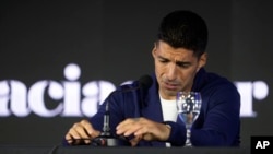 El futbolista uruguayo Luis Suárez anuncia su retiro de la selección nacional de fútbol en Montevideo, Uruguay, el lunes 2 de septiembre de 2024.