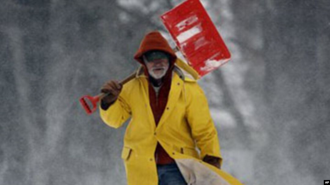 Los mayores de 55 años deben resistirse a palear la nieve, especialmente cuando se es sendatario o se padecen enfermedades del corazón.