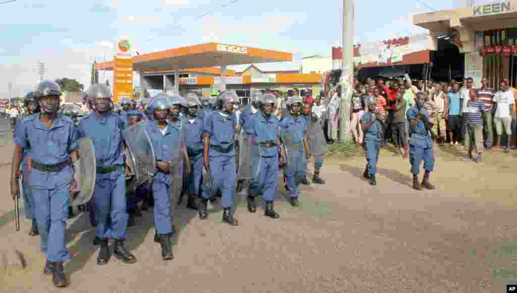 La police anti-émeute burundaise, armée des matraques et des boucliers, patrouille dans la capitale Bujumbura, Burundi, lundi 27 avril 2015.