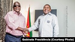 Afonso Dhlakama, leader de la RENAMO (à gauche) et Philippe Nyusi, Président du Mozambique