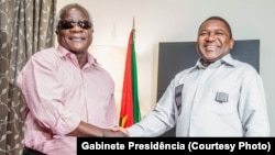 Afonso Dhlakama, líder da RENAMO (esq) e Filipe Nyusi, Presidente de Moçambique. 