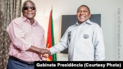 Afonso Dhlakama, líder da RENAMO (esq) e Filipe Nyusi, Presidente da República de Moçambique.